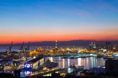 Genoa (Genova), İtalya, 28 Aralık 2016: Cenova, İtalya, şehrin Lanterna (fener) sembolü ile liman kenti gün batımı görünümü.