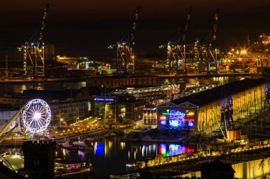 Genoa (Genova), İtalya, 28 Aralık 2016 - antik liman, Cenova, İtalya'nın şehir görünümünü gece / Cenova peyzaj / Cenova manzarası