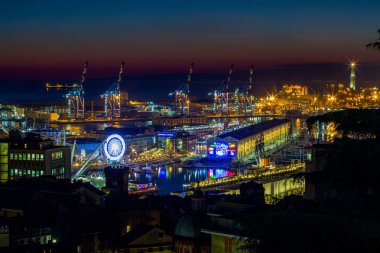 Genoa (Genova), İtalya, 28 Aralık 2016 - antik liman, Cenova, İtalya'nın şehir görünümünü gece / Cenova peyzaj / Cenova manzarası