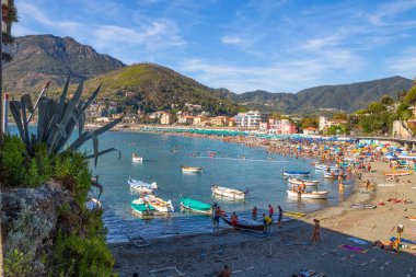Levanto, İtalya, 15 Ağustos 2017 - manzara Levanto, La Spezia eyaletinin 5 Terre, plaj ve mesire yaz insanlarla dolu yakınındaki.
