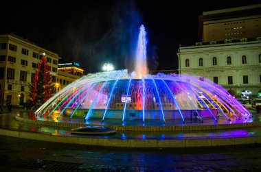 Cenova, İtalya (Genova) - 28 Aralık 2016. Panoramik gece De Ferrari meydanda Cenova, şehrin kalbinde renkli Çeşmesi.