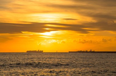 Ufuk ve günbatımı iskelede konteyner gemisi