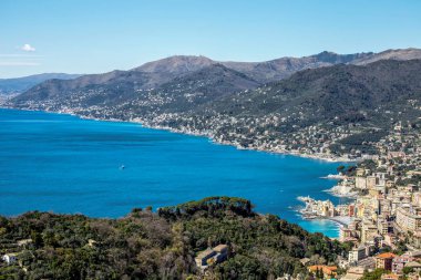 Ligurya coast üzerinde Camogli, Cenova, İtalya, güneşli bir gün