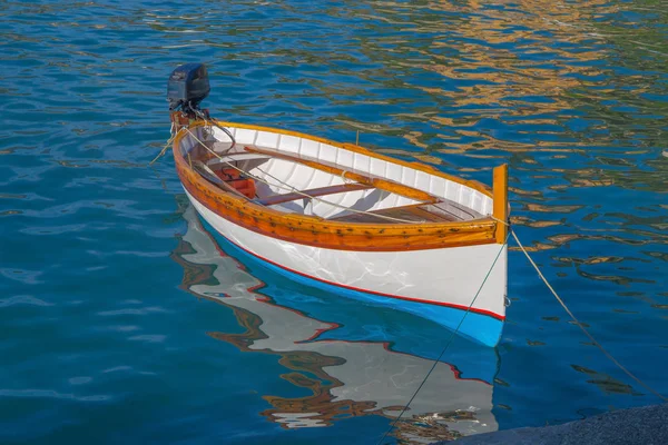 Hölzernes Fischerboot Isoliert Mit Reflexen Auf Dem Meerwasser — Stockfoto