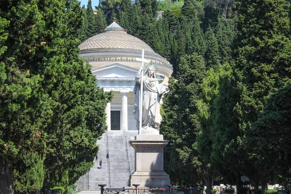 İnanç (ya da din) heykeli ve Pantheon Cenova, İtalya, Avrupa'nın en önemli anıtsal mezarlıklar biri anıtsal Mezarlığı.