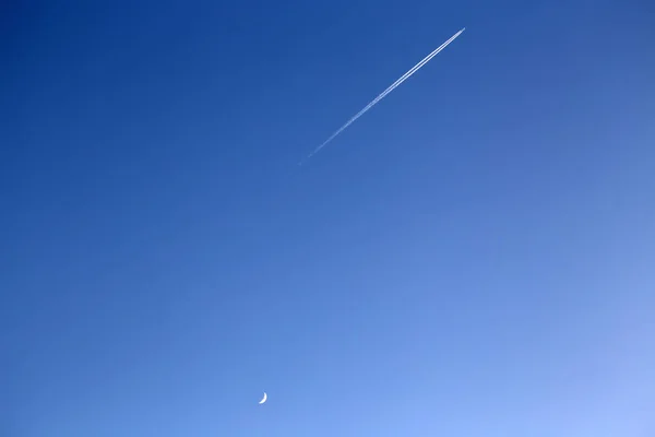 Vliegtuig Met Contrails Een Blauwe Achtergrond Van Hemel Met Maan — Stockfoto