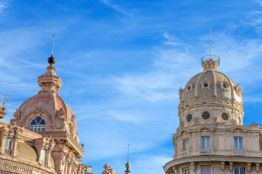 Kubbelerin zarif ve tarihi binaların Cenova, (Genova), İtalya
