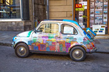 Genoa (Genova), 14 Ocak 2017 - eski Fiat 500 (Cinquecento) el boyama.