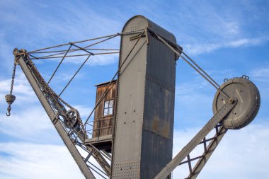 Görünümü bir eski endüstriyel vinç antik liman Cenova, Genova, İtalya