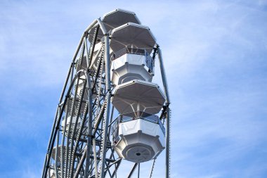 Mavi gökyüzü arka plan beyaz dönme dolap