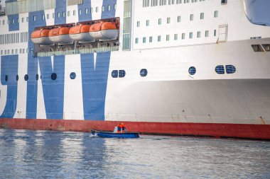 Genoa (Genova), İtalya, 14 Ocak 2017 - yolcu gemisi ve bağlantı noktası, Cenova, İtalya demirleme tekne