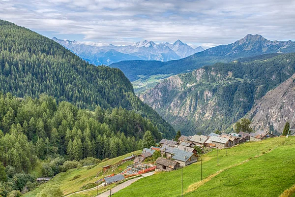 Vista Aérea Del Pintoresco Pueblo Chamois Val Aosta Italia Peculiaridad —  Fotos de Stock