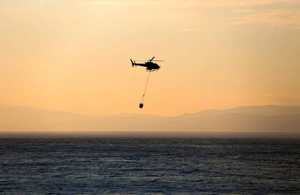 Helicopter Collects Water Sea Extinguish Fire — Stock Photo, Image