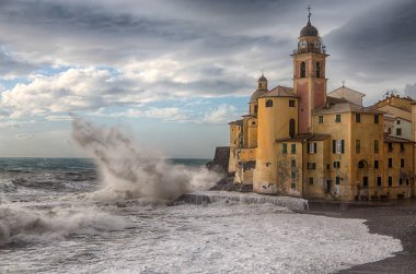 Eski kilise ile kaba deniz ve büyük dalgalar Camogli, Cenova, (Genova), İtalya
