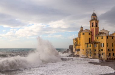 Eski kilise ile kaba deniz ve büyük dalgalar Camogli, Cenova, (Genova), İtalya