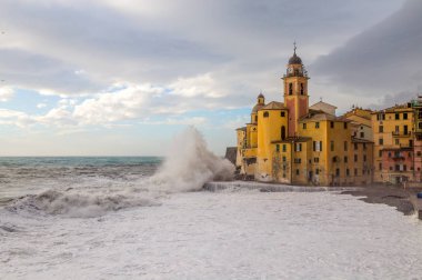 Eski kilise ile kaba deniz ve büyük dalgalar Camogli, Cenova, (Genova), İtalya