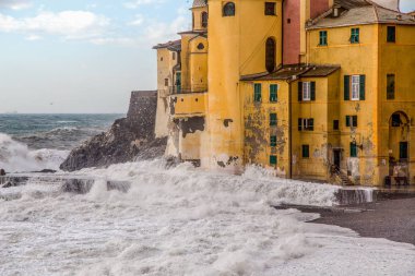 Eski kilise ile kaba deniz ve büyük dalgalar Camogli, Cenova, (Genova), İtalya