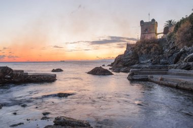 Günbatımı denize Genoa (Genova) Nervi, İtalya