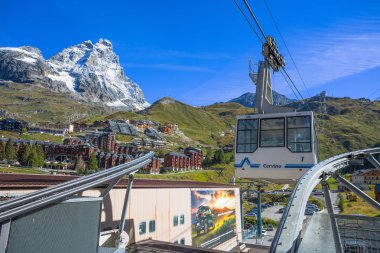 Breuil-Cervinia, İtalya 5 Eylül 2017 - teleferik 2550 metre ulaşan Maison planı Breuil-Cervinia bağlanır. Arka planda Cervino Mount.