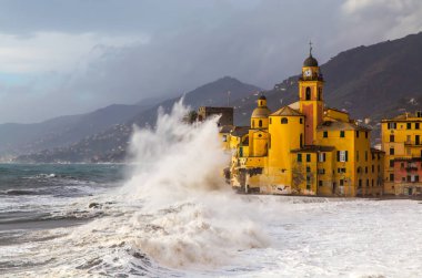 Eski kilise ile kaba deniz ve büyük dalgalar Camogli, Cenova, (Genova), İtalya