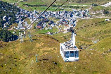 Breuil-Cervinia, İtalya 5 Eylül 2017 - teleferik 2550 metre ulaşan Maison planı Breuil-Cervinia bağlanır. Bruil-Cervinia arka planda.