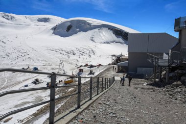Breuil-Cervinia, İtalya, 5 Eylül 2017 - Val d'Aosta, İtalya Yaylası Rosa önünde duran parkur grubu