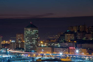 Genoa (Genova), İtalya, Ocak, 24, 2017 - binalar ve gece vasıl causeway Cenova (Genova), İtalya