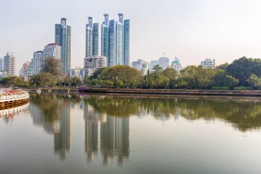 Bangkok, Tayland, 09 Şubat 2017 - Panoraması cityscape gökdelenler ve gökyüzü hattı Benjakitti Park Bangkok, Tayland