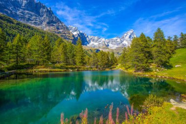 Breuil-Cervinia ve Val d'Aosta, İtalya Cervino Dağı (Matterhorn) yakın mavi göl (Lago Blu) görünümünü