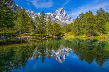 Breuil-Cervinia ve Val d'Aosta, İtalya Cervino Dağı (Matterhorn) yakın mavi göl (Lago Blu) görünümünü