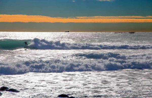 荒れた海でサーファー — ストック写真
