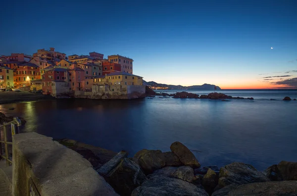 夜明け 漁村とカラフルな家でジェノヴァ Boccadasse — ストック写真