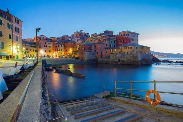 夜明け 漁村とカラフルな家でジェノヴァ Boccadasse — ストック写真