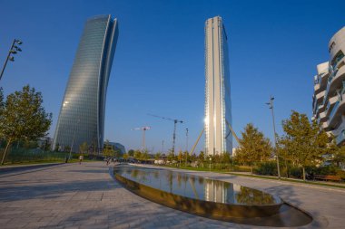 Isozaki Kulesi ve Hadid kule hayatında