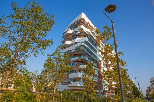Yeni modern bina kınamak 