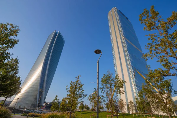 Isozaki Kulesi ve Hadid kule hayatında