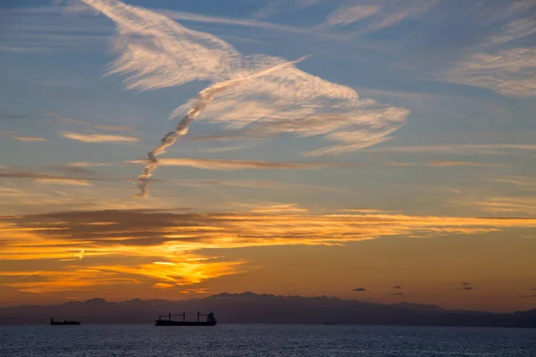 Barcos Horizonte Pôr Sol Sob Céu Nublado — Fotografia de Stock