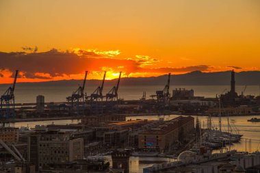 Cenova, İtalya, 15 Ocak 2016: Şehir Cenova, İtalya'nın Sunset görüntüsü / Cenova peyzaj / Cenova manzarası / şehir peyzaj / view aereal / ışık / şehir ışık / turuncu / güneş
