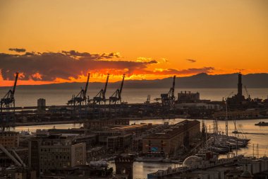 Cenova, İtalya, 15 Ocak 2016: Şehir Cenova, İtalya'nın Sunset görüntüsü / Cenova peyzaj / Cenova manzarası / şehir peyzaj / view aereal / ışık / şehir ışık / turuncu / güneş