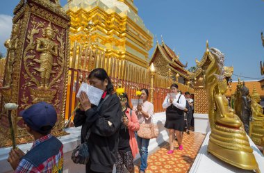 Chiang Mai, Tayland, 18 Şubat 2017 - Wat Phra Bu DOI Suthep Tapınağı, Chiang Mai, Tayland. Sadık Budistler tapınakta dua.