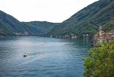 Como Gölü manzara. Köyleri, ağaçlar, su ve dağlar. İtalya, Europe.