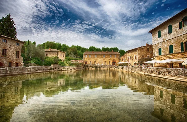 Bagno Vignoni, Toskana, İtalya Ortaçağ köyünde eski termal Hamam / Spa Havzası antik İtalyan kasabasında / İtalya, Toskana, Europe