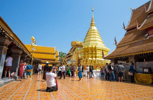 Chiang Mai Thailand Februar 2017 Touristen Fotografieren Den Wat Phra — Stockfoto