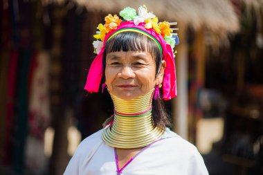 Chiang Rai, Tayland - 20 Şubat 2017 - kimliği belirsiz uzun boyun Karen hill kabile insanlar. Karen uzun boyun köylerde chiang rai, Tayland
