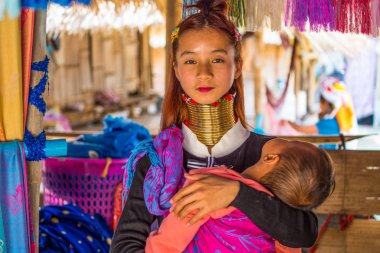 Chiang Rai, Tayland - 20 Şubat 2017 - kimliği belirsiz uzun boyun Karen hill kabile insanlar. Karen uzun boyun köylerde chiang rai, Tayland