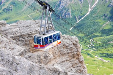 Pordoi, İtalya 18 Temmuz 2014 - teleferik Sass Pordoi dağ massif, Dolomites, İtalya, Europe küstahlık