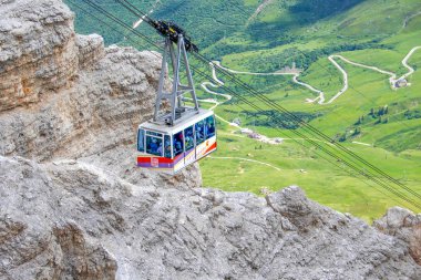 Pordoi, İtalya 18 Temmuz 2014 - teleferik Sass Pordoi dağ massif, Dolomites, İtalya, Europe küstahlık