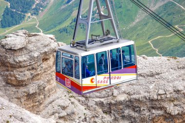 Pordoi, İtalya 18 Temmuz 2014 - teleferik Sass Pordoi dağ massif, Dolomites, İtalya, Europe küstahlık