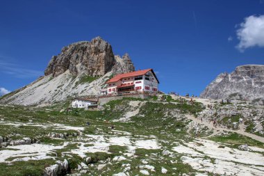 Rifugio Locatelli, Dolomites, İtalya, 19 Temmuz 2014 - Rifugio Locatelli ve Tre Cime di Lavaredo (üç tepeler). Dolomites, İtalya. Europe