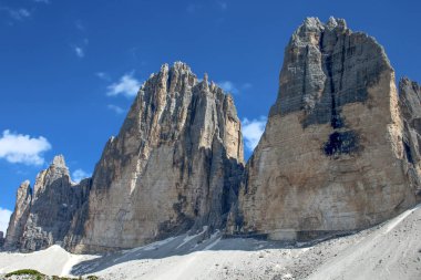 Tre Cime (Üç Tepe) di Lavaredo (Drei Zinnen), Sesto Dolomitleri, İtalya, Avrupa 'nın en ünlü üç zirvesidir.
